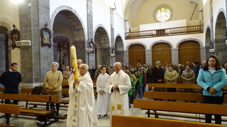 Procesin de entrada con el cirio pascual