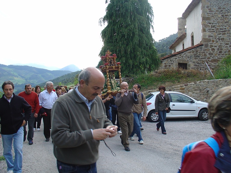 salida de la iglesia de Cambarco